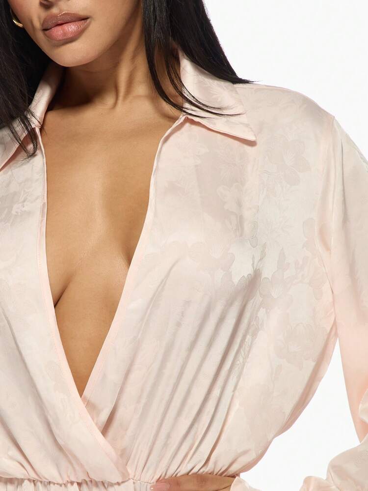 MISSGUIDED Robe mini en satin à encolure plongeante et manches longues, robe de soirée, de mariage ou d'occasion spéciale avec détail de bouton aux poignets
