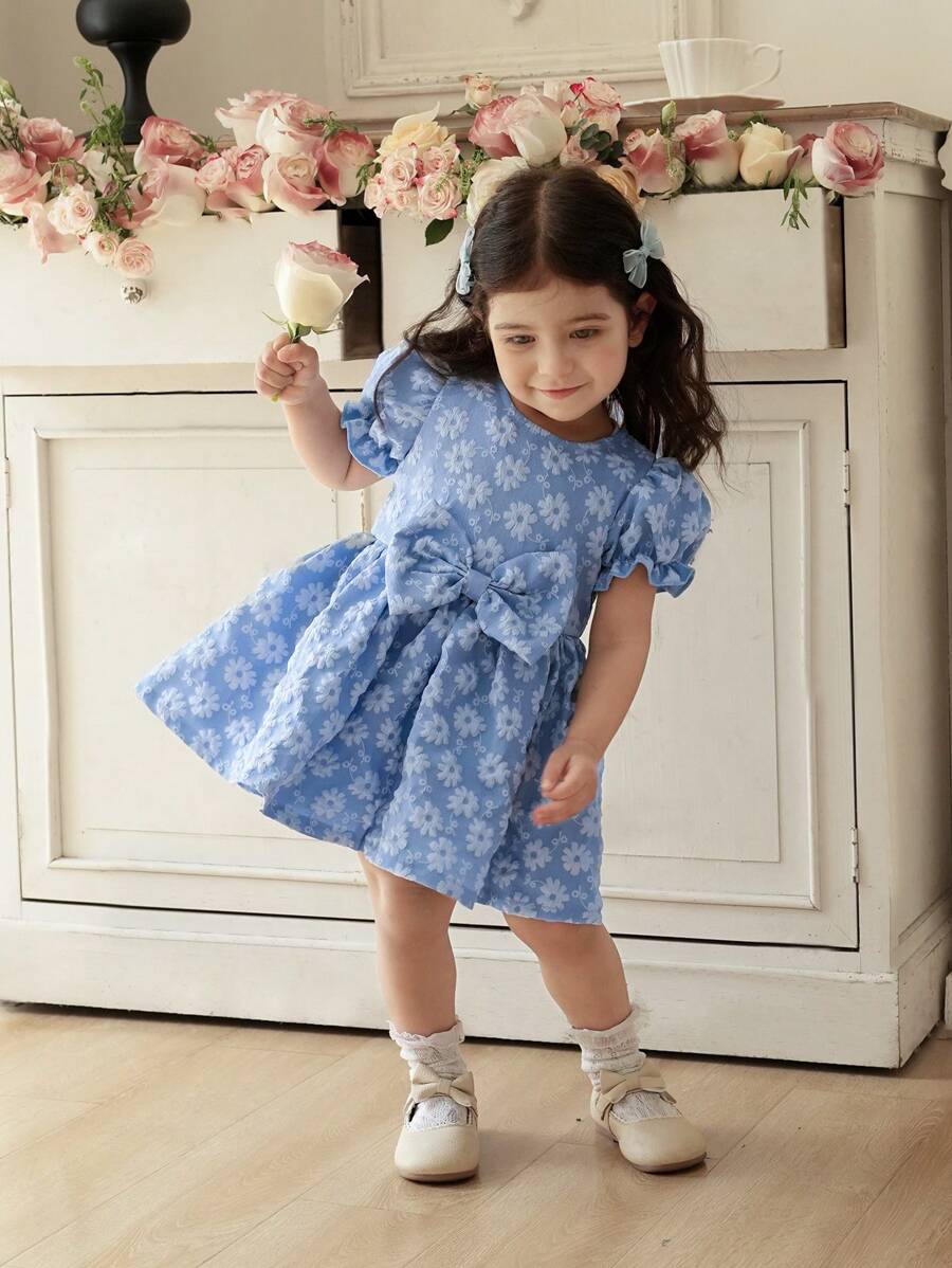 SHEIN 圆领短袖提花蝴蝶结收腰女童连衣裙。新款礼服上市,舒适时尚优雅甜美可爱清新。 - 藍色 - 查看 1