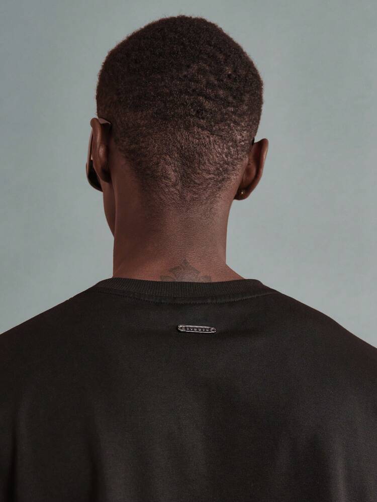 Camiseta regata com estampa de texto desgastado