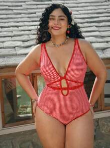 Swim Mod 大码女式连体泳衣，红白格纹图案，心形领口，镂空设计，系腰，性感剪裁，适合夏季海滩度假 - 彩色 - 查看 3