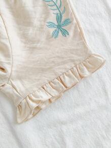 Vintaside Kids 女宝宝节日装圣诞休闲装夏季柔和杏色两件套，上衣为娃娃衫款式，宽松版型，采用梭织面料，袖口盖袖设计增添趣味感，上衣和裤子绣有精致的植物刺绣图案，尽显优雅气质。短裤下摆采用荷叶边设计，更显可爱。适合居家休闲、度假、派对、公园玩耍追逐蝴蝶等场合。 - 杏色 - 查看 6