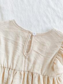 Vintaside Kids 女宝宝节日装圣诞休闲装夏季柔和杏色两件套，上衣为娃娃衫款式，宽松版型，采用梭织面料，袖口盖袖设计增添趣味感，上衣和裤子绣有精致的植物刺绣图案，尽显优雅气质。短裤下摆采用荷叶边设计，更显可爱。适合居家休闲、度假、派对、公园玩耍追逐蝴蝶等场合。 - 杏色 - 查看 9