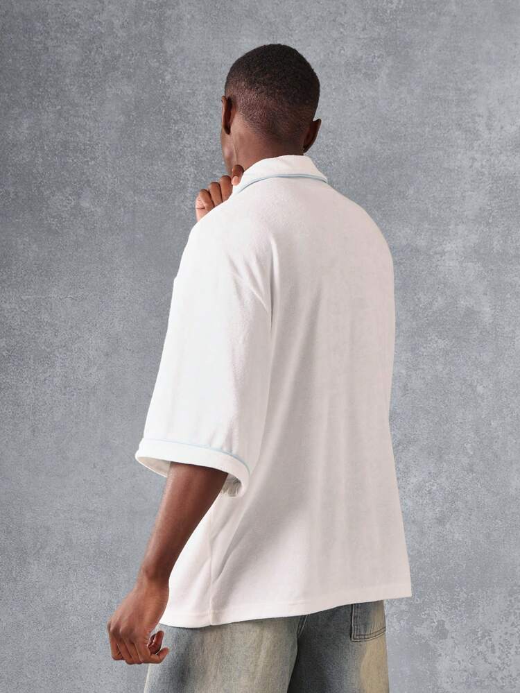 Camisa leve de gola cubana com manga curta e debrum