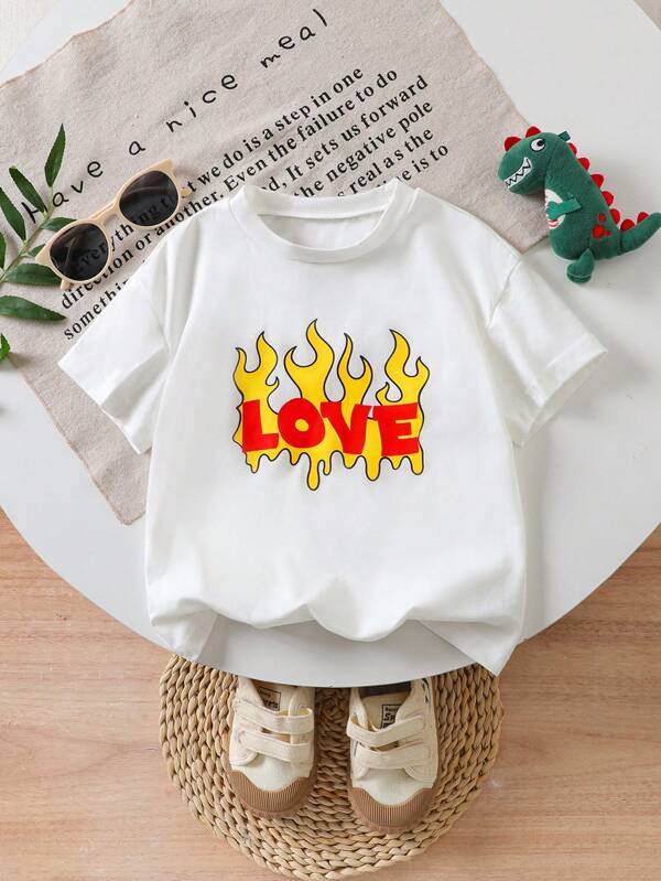 Tricou alb cu mânecă scurtă, cu grafică inimă și flacără, prezintă un stil streetwear la modă, potrivit pentru școală, ieșirile de Ziua Îndrăgostiților și ținute pentru toate anotimpurile