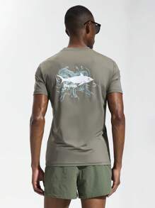 Manfinity Homme Camiseta de manga corta de surf con estampado simple de tiburón para hombre