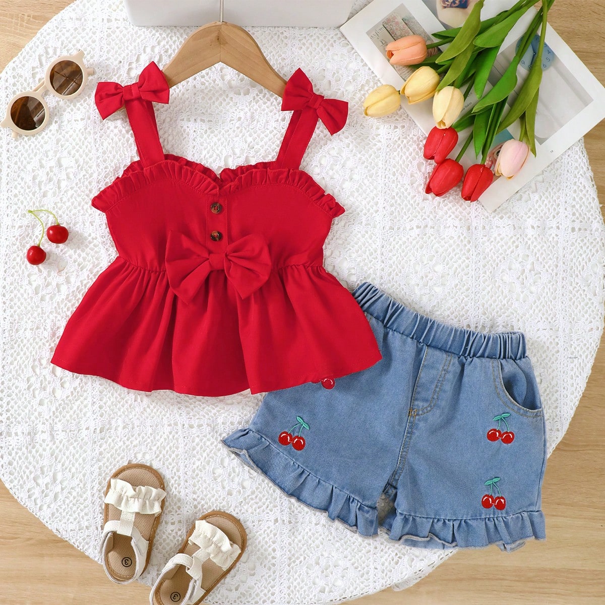 Set de 2 piezas: Conjunto casual de estilo escolar para niñas jóvenes con camiseta de tirantes roja y shorts vaqueros azul lavado estampado de cerez