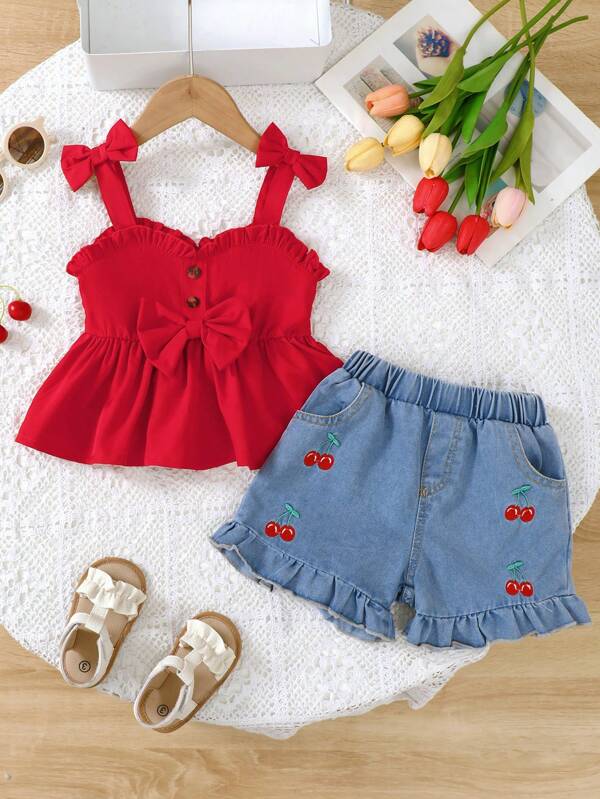 SHEIN Set de 2 piezas: Conjunto casual de estilo escolar para niñas jóvenes con camiseta de tirantes roja y shorts vaqueros azul lavado estampado de cerezas