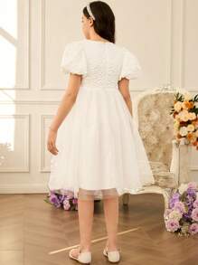 SHEIN Glamorique Kids 少女时尚提花网眼泡泡袖连衣裙，适合日常穿着、派对和聚会，展现纯真、高贵的优雅 - 白色 - 查看 2