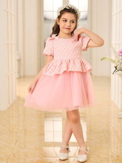 SHEIN Glamorique Kids 年轻女孩优雅淡粉色连衣裙，采用鱼鳞纹理对比和网状镶嵌材料