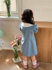 SHEIN Genkimix Kids 少女心彼得潘领短款泡泡袖单排扣休闲牛仔连衣裙 - 中等水洗藍 - 查看 2