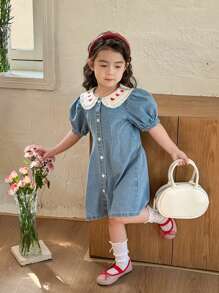 SHEIN Genkimix Kids 少女心彼得潘领短款泡泡袖单排扣休闲牛仔连衣裙 - 中等水洗藍 - 查看 4