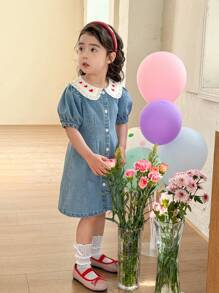 SHEIN Genkimix Kids 少女心彼得潘领短款泡泡袖单排扣休闲牛仔连衣裙 - 中等水洗藍 - 查看 6