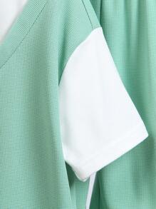 SHEIN 2 Stücke Mode Set für Kleine Jungen, V-Ausschnitt grüne Intarsie mit weißer 2-in-1 Waffel Patch grafische Dekoration Kurzarm Rundhals Top und einfarbige Shorts mit elastischem Bund, geeignet für den Lässig Daily Wear, Schule, Sport, Reisen, Sommer