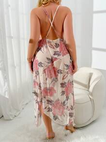 Elegante camisón con diseño floral, de malla fluida y dobladillo irregular para talla grande
