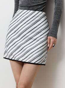 BizChic تنورة قصيرة مزينة بالدانتيل أسود وأبيض ، أنيقة لفصلي الربيع والصيف - أبيض - مشاهدة 1