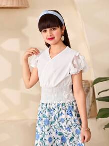 SHEIN Blusa de niña preadolescente de cuello en V blanca con mangas de malla 3D, elegante y femenina, adecuada para salidas y vacaciones