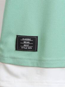 SHEIN 2 Stücke Mode Set für Kleine Jungen, V-Ausschnitt grüne Intarsie mit weißer 2-in-1 Waffel Patch grafische Dekoration Kurzarm Rundhals Top und einfarbige Shorts mit elastischem Bund, geeignet für den Lässig Daily Wear, Schule, Sport, Reisen, Sommer