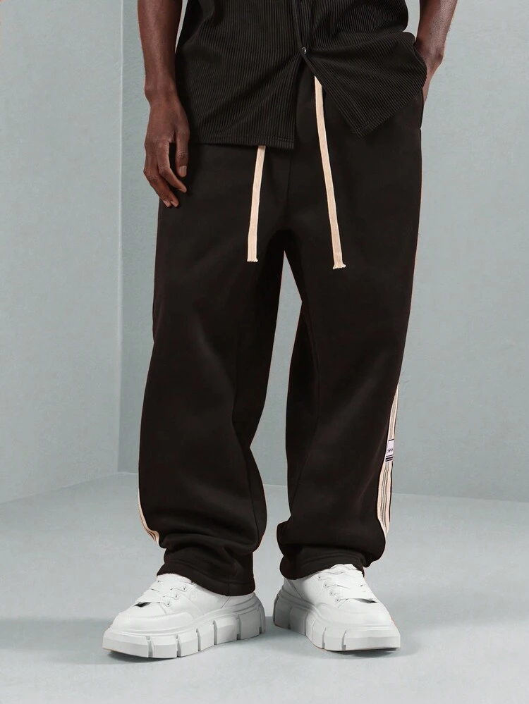 Spodnie dresowe typu jogger z obniżonym krokiem i bocznym paskiem