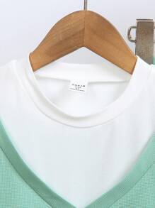 SHEIN 2 Stücke Mode Set für Kleine Jungen, V-Ausschnitt grüne Intarsie mit weißer 2-in-1 Waffel Patch grafische Dekoration Kurzarm Rundhals Top und einfarbige Shorts mit elastischem Bund, geeignet für den Lässig Daily Wear, Schule, Sport, Reisen, Sommer