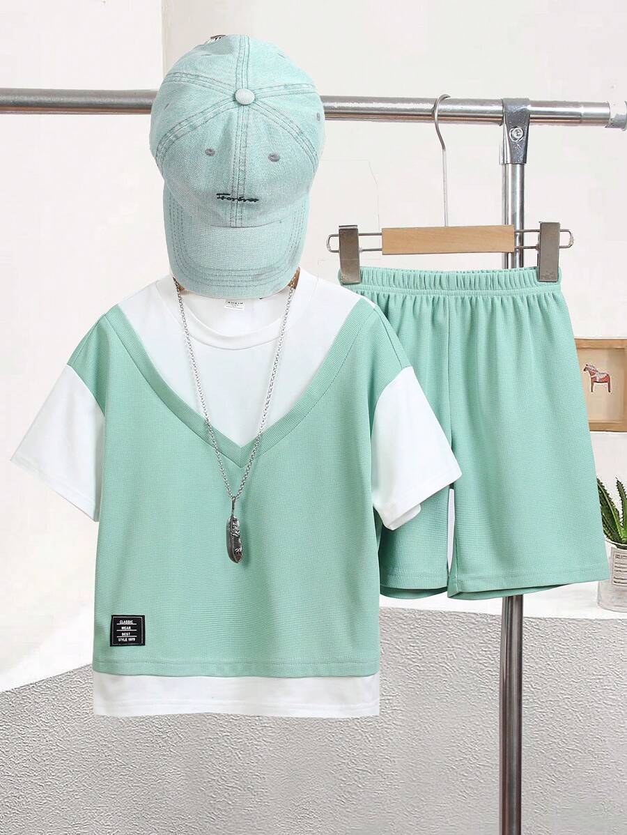 SHEIN 2 Stücke Mode Set für Kleine Jungen, V-Ausschnitt grüne Intarsie mit weißer 2-in-1 Waffel Patch grafische Dekoration Kurzarm Rundhals Top und einfarbige Shorts mit elastischem Bund, geeignet für den Lässig Daily Wear, Schule, Sport, Reisen, Sommer