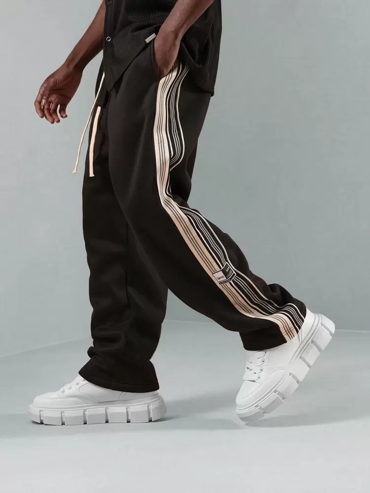 Spodnie dresowe typu jogger z obniżonym krokiem i bocznym paskiem