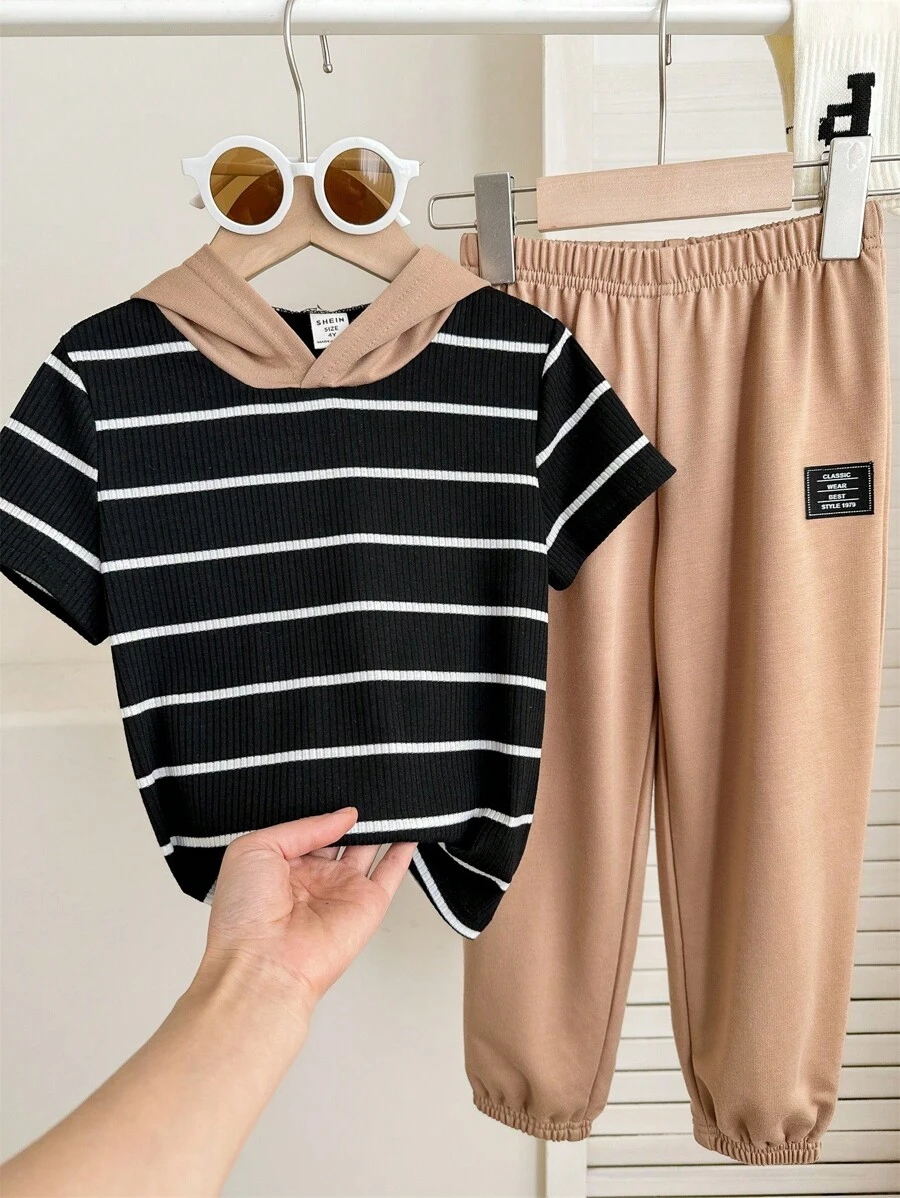 SHEIN 2 件套年轻男孩宽松休闲条纹拼接连帽衫短袖 T 恤和裤子套装 - 杏色 - 查看 1