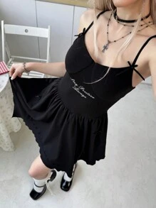 SHEIN Vestido casual entallado negro tipo camisola para adolescentes con decoración de lazo y bajo asimétrico