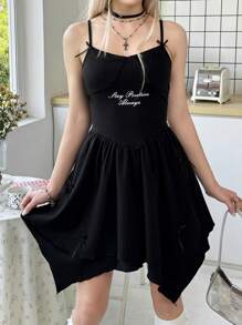 SHEIN Vestido casual entallado negro tipo camisola para adolescentes con decoración de lazo y bajo asimétrico