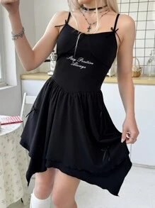SHEIN Vestido casual entallado negro tipo camisola para adolescentes con decoración de lazo y bajo asimétrico