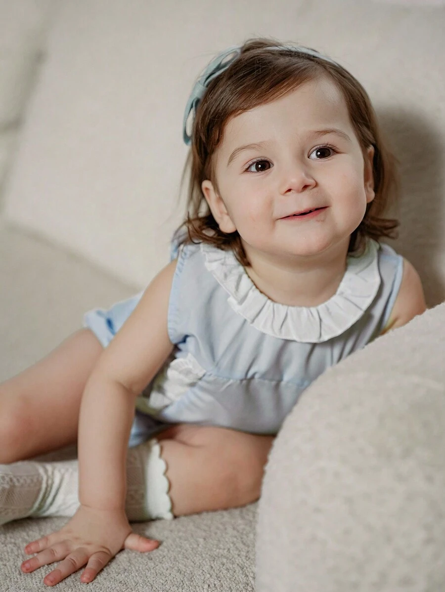 SHEIN Mono sin mangas con adorno floral en color azul pálido para niñas, nueva colección Primavera/Verano 2025