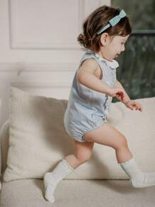 SHEIN Mono sin mangas con adorno floral en color azul pálido para niñas, nueva colección Primavera/Verano 2025