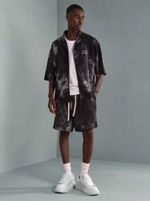 SUMWON Conjunto de diseñador con estampado de teñido anudado, camisa de manga corta con botones y pantalones cortos a juego, conjunto informal urbano de verano para playa y festivales, vestimenta a juego de dos piezas