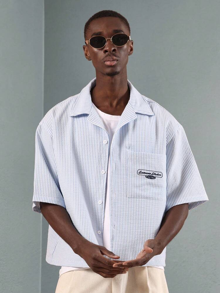 Camisa listrada de manga curta com botões e logotipo em patch