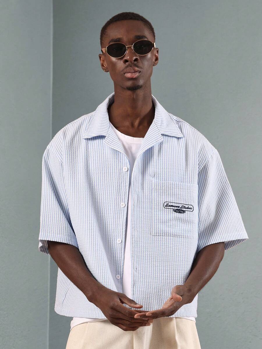 SUMWON 设计师工作室泡泡纱条纹纽扣衬衫轻盈夏季海滩度假休闲短袖度假衬衫带补丁标志 - 藍白色 - 查看 1