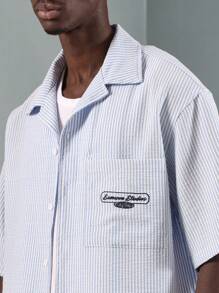 SUMWON 设计师工作室泡泡纱条纹纽扣衬衫轻盈夏季海滩度假休闲短袖度假衬衫带补丁标志 - 藍白色 - 查看 5