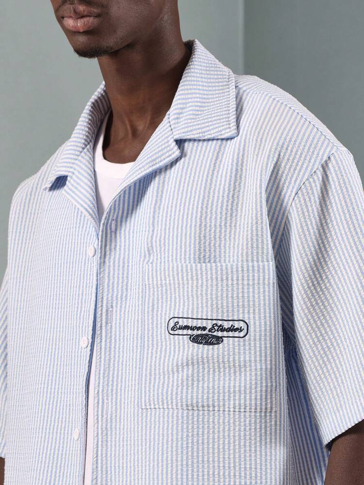 Camisa listrada de manga curta com botões e logotipo em patch