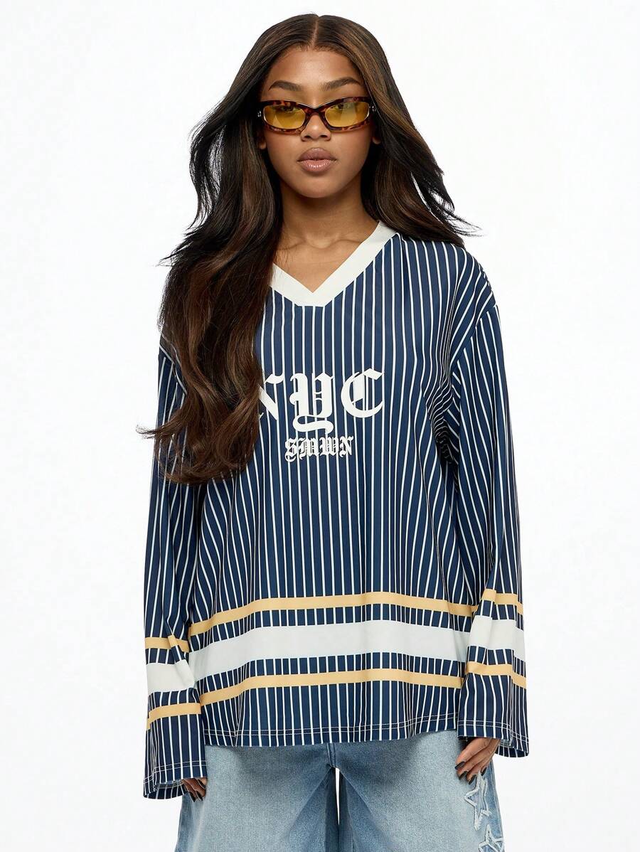 SUMWON WOMEN Camiseta de jersey de estilo callejero de corte relajado con cuello en V, diseño de rayas tipo varsity y manga larga, estilo deportivo de Nueva York para otoño e invierno