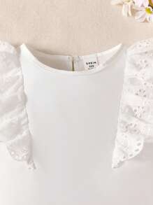 SHEIN Set de 2 piezas Conjunto de ropa de verano para niñas bebés con camisa de cuello redondo y manga corta con estampado floral + pantalones con borde de pastel - Blanco - Ver 4