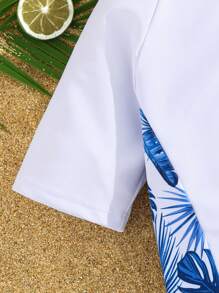SHEIN Set de 2 piezas de traje de baño para niño preadolescente que incluye camiseta de manga corta con cuello redondo y estampado de hojas, y pantalón corto de cintura elástica, adecuado para otoño, primavera, verano, uso diario, actividades al aire libre, deportes, escuela, estilo callejero, fiestas y ocio en casa, playa, natación