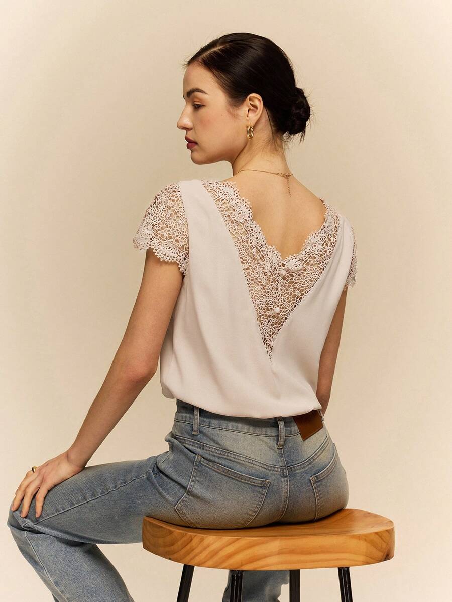 Poéselle 女式纯色蕾丝拼布 V 领衬衫、夏季衬衫、纯色蕾丝上衣、拼布蕾丝背部、露背衬衫、夏季女式衬衫、婚礼季节宾客衬衫，采用舒适材料制成 - 杏色 - 查看 1