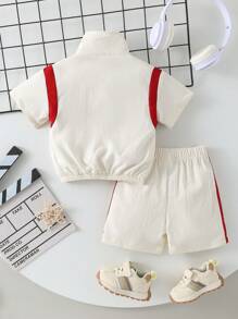 SHEIN Genkimix Kids Baby Jungen und Mädchen Säugling Lässiger Sport Charakter bestickter Kontrast Farbknopf Kurzarm Top und Kontrast Streifenshorts Set, geeignet für den Sommer