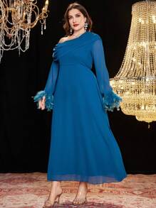 Modelyn Vestido mini de mujer de talla grande con cuello asimétrico, drapeado y decoración de plumas