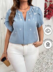 SHEIN Clasi Blusa de manga corta con bordado floral para mujer de talla grande