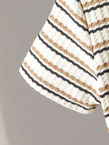 SHEIN Explorewe 两件套男童休闲学院风华夫格条纹针织V领Polo衫，适合4-7岁男孩春夏穿着。这款阳光男孩Polo衫适合上学和居家穿着。无论上学还是在家，男孩们都可以穿着这件休闲、舒适又时尚的Polo衫。这款上衣百搭耐穿，适合男孩们的日常生活和聚会场合。让男孩们保持时尚舒适，充满活力和乐趣！ - 彩色 - 查看 7