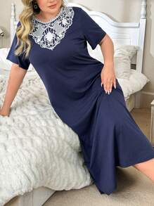 Grande taille Chemise de nuit à manches courtes col rond avec décoration de cravate