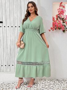 SHEIN Clasi 曲线加大码女式绿色纯色蕾丝腰荷叶边袖优雅 A 字下摆中长连衣裙，适合度假、女士度假装、女士夏装、商务休闲女装、外出装、女士办公装、女士春装、假日、复古装、 V 领连衣裙、女式长裙、优雅连衣裙、优雅女装、女士高档装、优雅女装、加大码优雅连衣裙、女士纯色连衣裙、女士纯色装、浪漫连衣裙、女士中长裙、蕾丝连衣裙、绿色连衣裙、鼠尾草绿色连衣裙