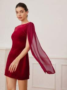 Aveloria Rosie Robe courte sexy et élégante à dos nu, col cape, manches en mousseline de soie et velours rouge, tenue romantique de vacances