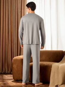 Manfinity Underwear&Sleepwear Basics Conjunto de pijama de hombre con mangas largas y pantalones largos con detalles bordados