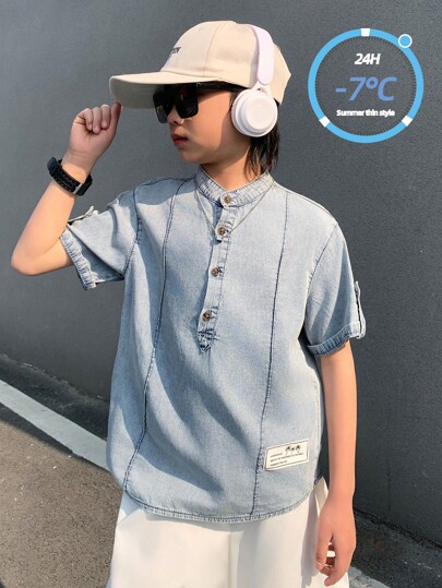 SHEIN Top en jean à col montant court à manches courtes pour garçon avec détails de patchs, bleu, sensation fraîche. Pour costumes de garçon, port quotidien et quatre saisons. Vêtements pour enfants