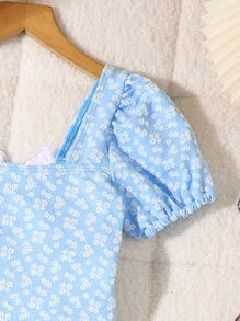 SHEIN 女童连体长袖泳衣。这款连体泳衣专为活力四射的女孩设计，采用粉色和蓝色拼色，点缀白色，带来欢快的夏日气息。柔软且富有支撑力的材质非常适合游泳和其他水上活动。荷叶边饰边赋予泳衣俏皮童趣的魅力。作为2025年的新品，它让每个女孩都能自信地展现自我。 - 藍色 - 查看 4